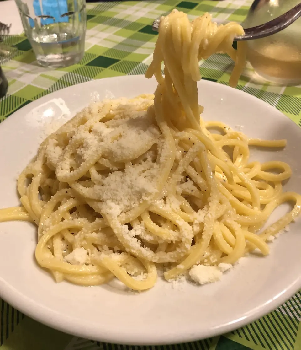 Cacio e pepe in a Roman trattoria